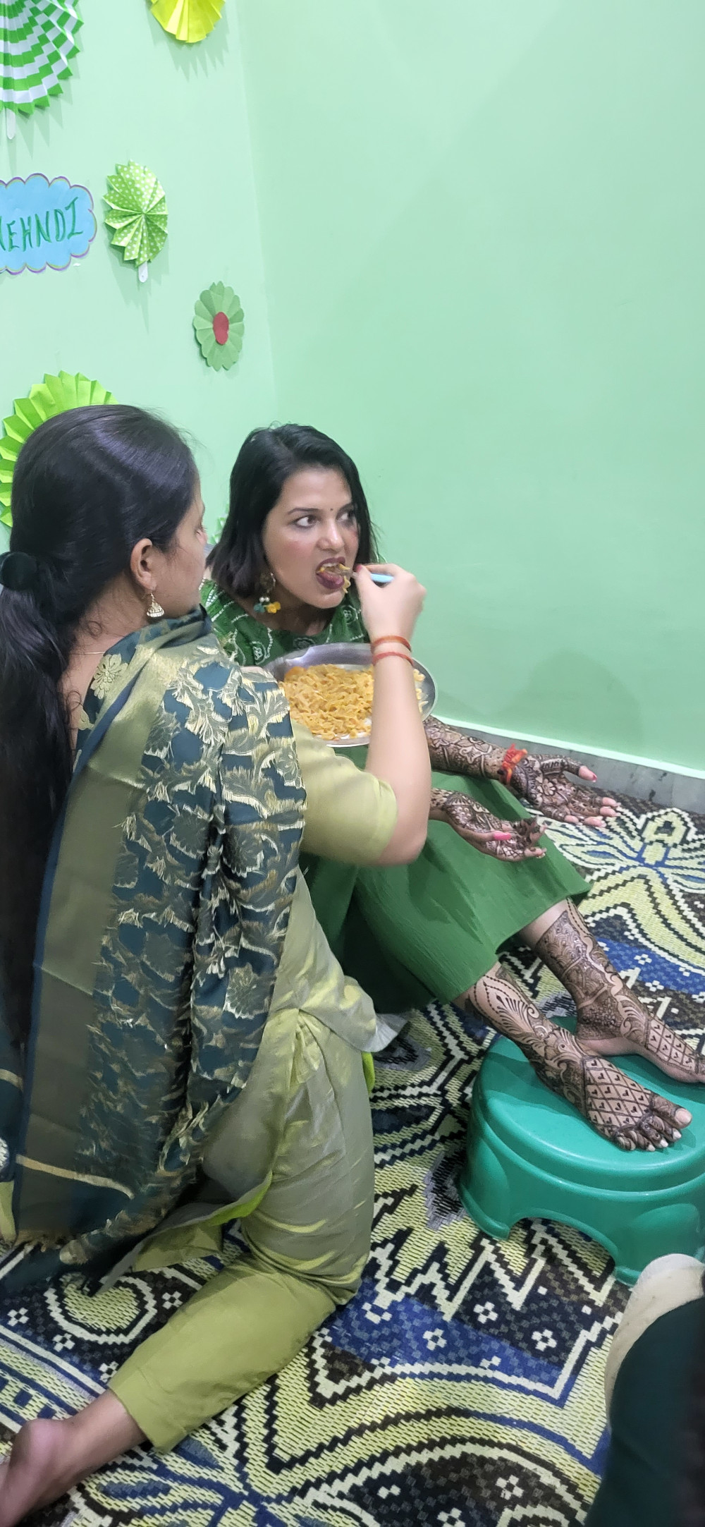 Pendant que le henné sêche on donne à manger à Gargi